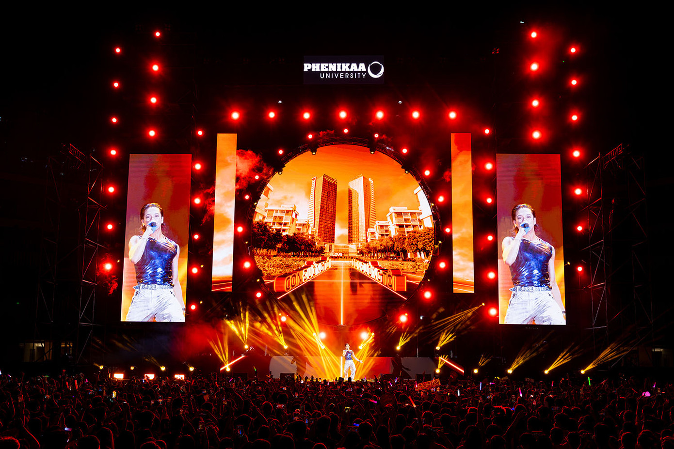 Sân khấu COLORSTORM bùng nổ với những phần trình diễn đầy năng lượng của nam nghệ sĩ (S)TRONG Trọng Hiếu.