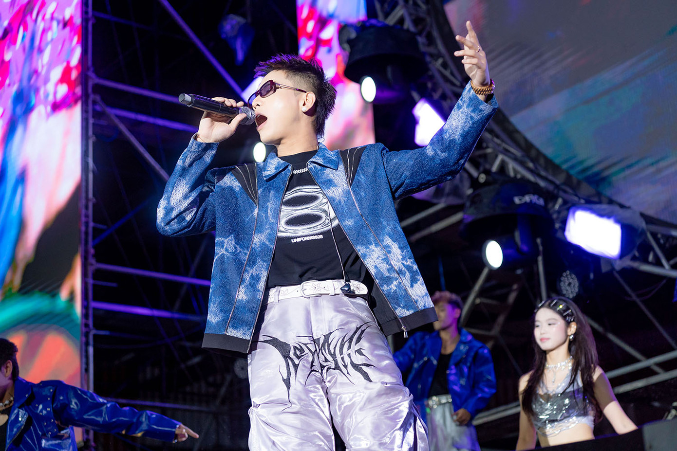 Nam ca sĩ điển trai Quân A.P đốn tim khán giả với loạt bản hit tại đêm nhạc.