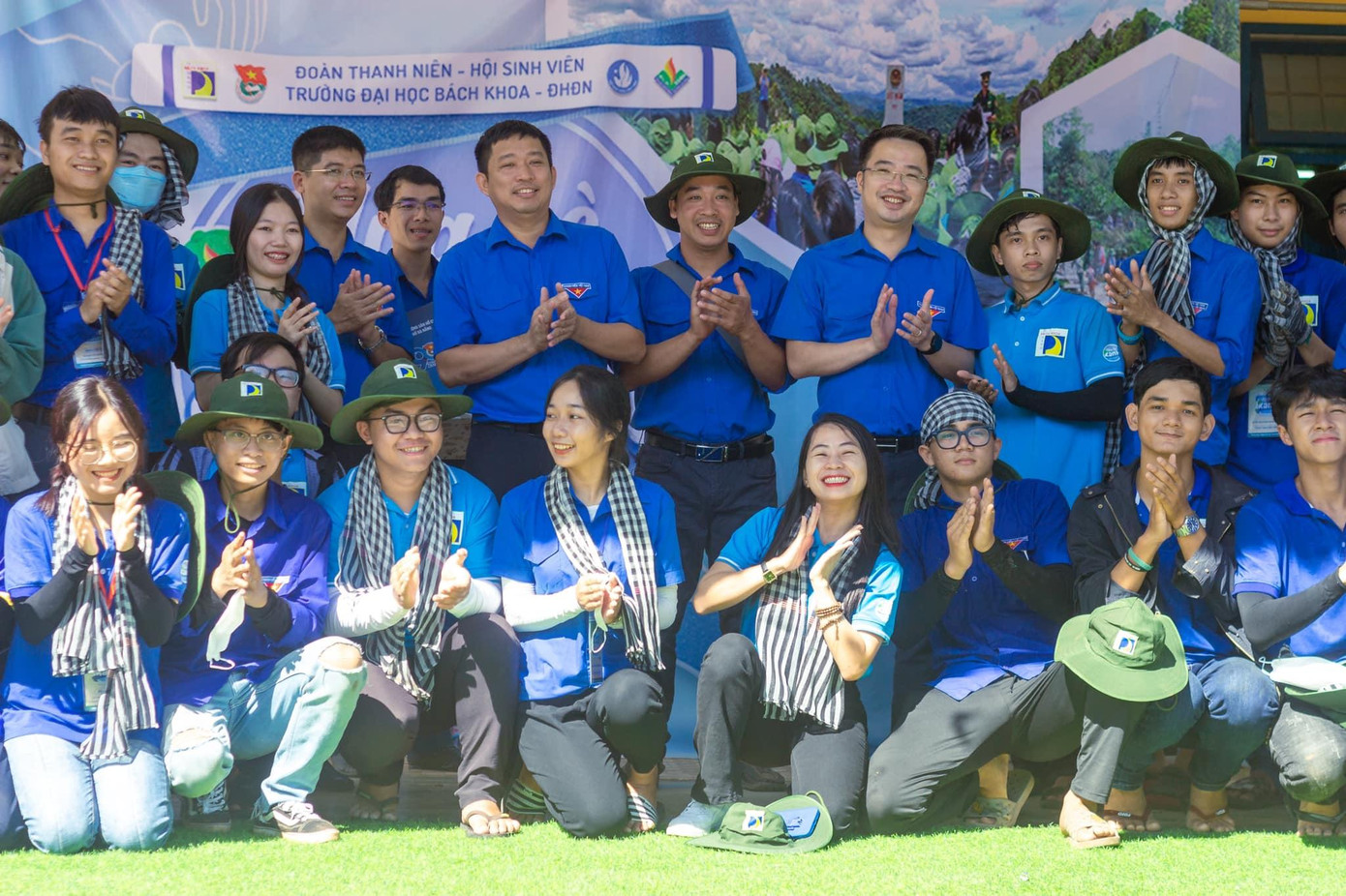 Anh Nguyễn Tường Lâm, Bí thư T.Ư Đoàn đến thăm và động viên các chiến sỹ tình nguyện 'Mùa Hè Xanh', trường ĐH Bách khoa (ĐH Đà Nẵng). Anh Nguyễn Tường Lâm, Bí thư T.Ư Đoàn đến thăm và động viên các chiến sỹ tình nguyện 'Mùa Hè Xanh', trường ĐH Bách khoa (ĐH Đà Nẵng).