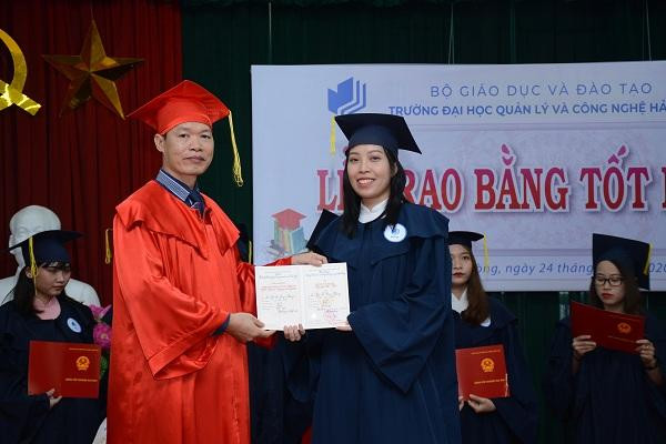 TS Nguyễn Tiến Thanh, Hiệu trưởng trường ĐH Quản lý và Công nghệ Hải Phòng trao tặng bằng tốt nghiệp loại Giỏi cho Bùi Thanh Thảo.