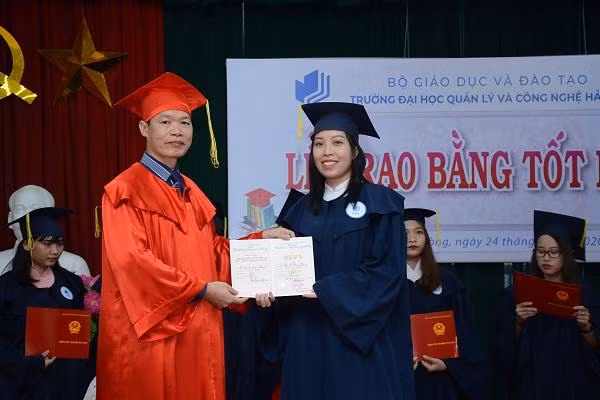 TS Nguyễn Tiến Thanh, Hiệu trưởng trường ĐH Quản lý và Công nghệ Hải Phòng trao tặng bằng tốt nghiệp loại Giỏi cho Bùi Thanh Thảo.