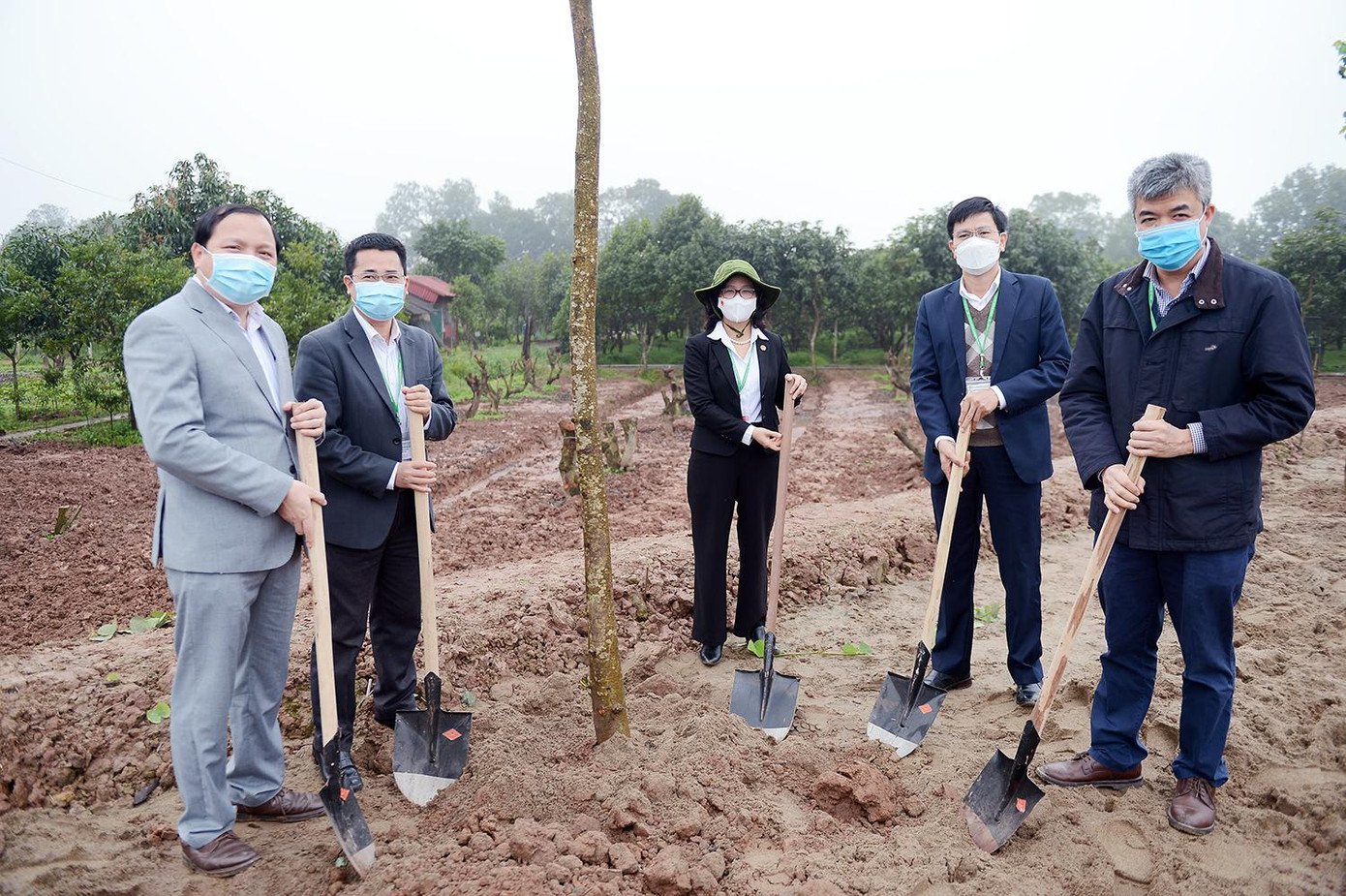 Lãnh đạo Học viện Nông nghiệp Việt Nam hưởng ứng "Tết trồng cây" xuân Nhâm Dần năm 2022.