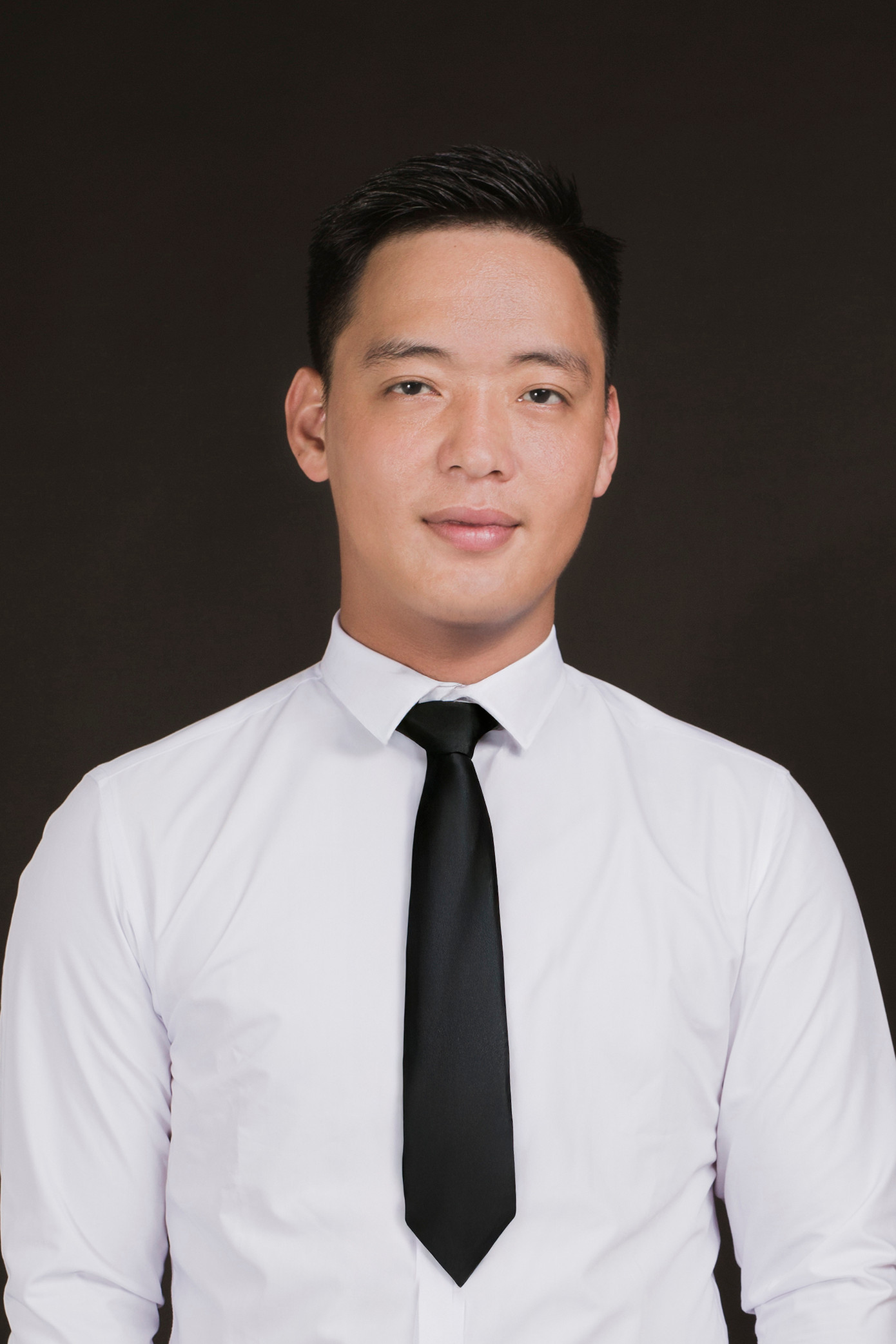 Lê Văn Phúc, sinh ngày 1/10/1989 tại Hà Nội, là Trưởng nhóm tình nguyện phục dựng ảnh liệt sĩ Màu Hoa Đỏ và Phó Nhóm những bạn trẻ phục dựng ảnh Skyline. Anh là người đồng sáng lập nhóm Màu Hoa Đỏ, nơi đưa công nghệ AI vào phục dựng ảnh di tích liệt sĩ. Với vai trò này, anh đã phục dựng gần 200 ảnh liệt sĩ tại Hà Nội và hơn 7.000 ảnh trên khắp cả nước. Phúc đã phối hợp với các Tỉnh Đoàn tổ chức các chương trình tri ân, tặng quà và trao di ảnh cho gia đình liệt sĩ tại nhiều địa phương, như Hải Dương, Phú Yên, Lào Cai và Nghệ An. Anh cũng tham gia phục dựng ảnh liệt sĩ Gạc Ma và nhiều dự án ý nghĩa khác, góp phần bảo tồn lịch sử và tri ân công ơn của các anh hùng. Lê Văn Phúc, sinh ngày 1/10/1989 tại Hà Nội, là Trưởng nhóm tình nguyện phục dựng ảnh liệt sĩ Màu Hoa Đỏ và Phó Nhóm những bạn trẻ phục dựng ảnh Skyline. Anh là người đồng sáng lập nhóm Màu Hoa Đỏ, nơi đưa công nghệ AI vào phục dựng ảnh di tích liệt sĩ. Với vai trò này, anh đã phục dựng gần 200 ảnh liệt sĩ tại Hà Nội và hơn 7.000 ảnh trên khắp cả nước. Phúc đã phối hợp với các Tỉnh Đoàn tổ chức các chương trình tri ân, tặng quà và trao di ảnh cho gia đình liệt sĩ tại nhiều địa phương, như Hải Dương, Phú Yên, Lào Cai và Nghệ An. Anh cũng tham gia phục dựng ảnh liệt sĩ Gạc Ma và nhiều dự án ý nghĩa khác, góp phần bảo tồn lịch sử và tri ân công ơn của các anh hùng.