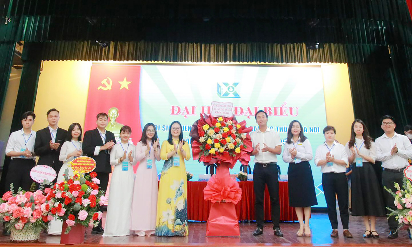 Anh Nguyễn Đức Tiến - Phó Bí thư Thành Đoàn Hà Nội tặng hoa chúc mừng Đại hội Đại biểu Hội Sinh viên trường ĐH Thủ đô.