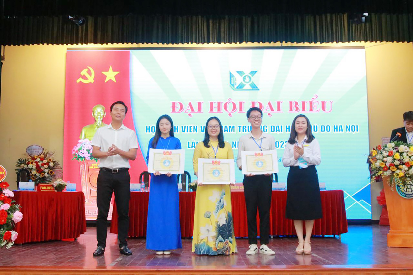 Tặng Bằng khen của T.Ư Hội Sinh viên Việt Nam cho tập thể, cá nhân.