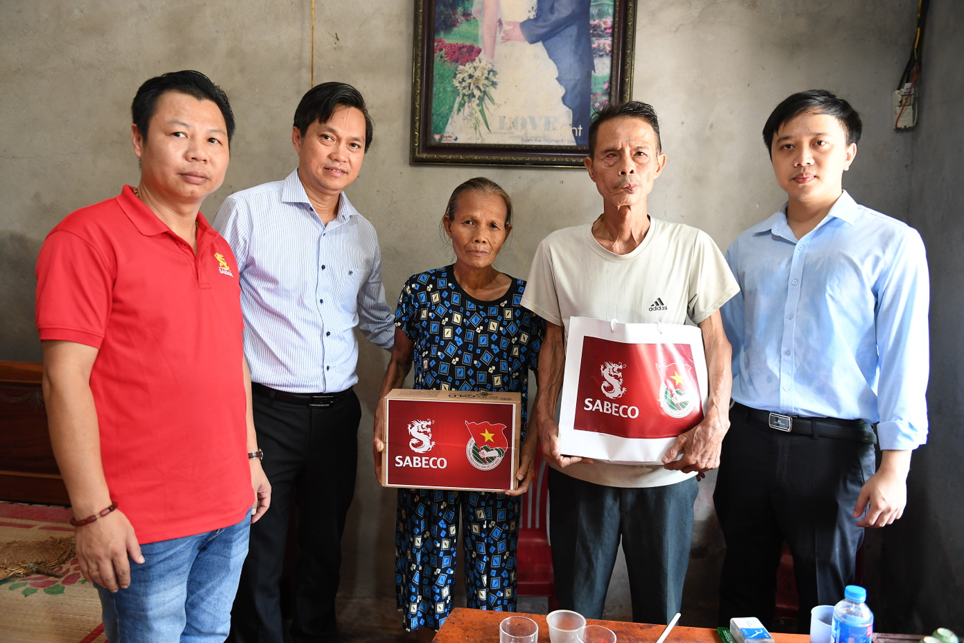 Đoàn trao quà tặng cho các gia đình bị ảnh hưởng bởi bão.