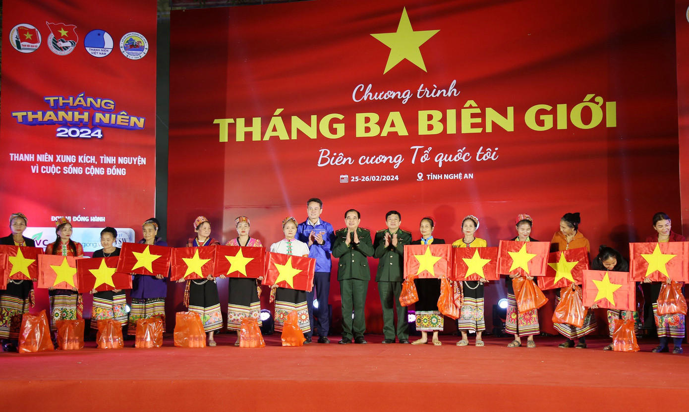 Ban Tổ chức trao tặng lá cờ Tổ quốc cho các gia đình tại nơi biên cương Tổ quốc. Ban Tổ chức trao tặng lá cờ Tổ quốc cho các gia đình tại nơi biên cương Tổ quốc.