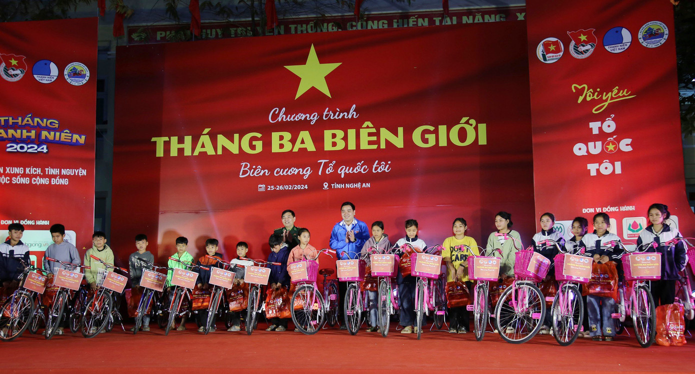 Ban Tổ chức trao tặng các suất quà tặng tại chương trình. Ban Tổ chức trao tặng các suất quà tặng tại chương trình.