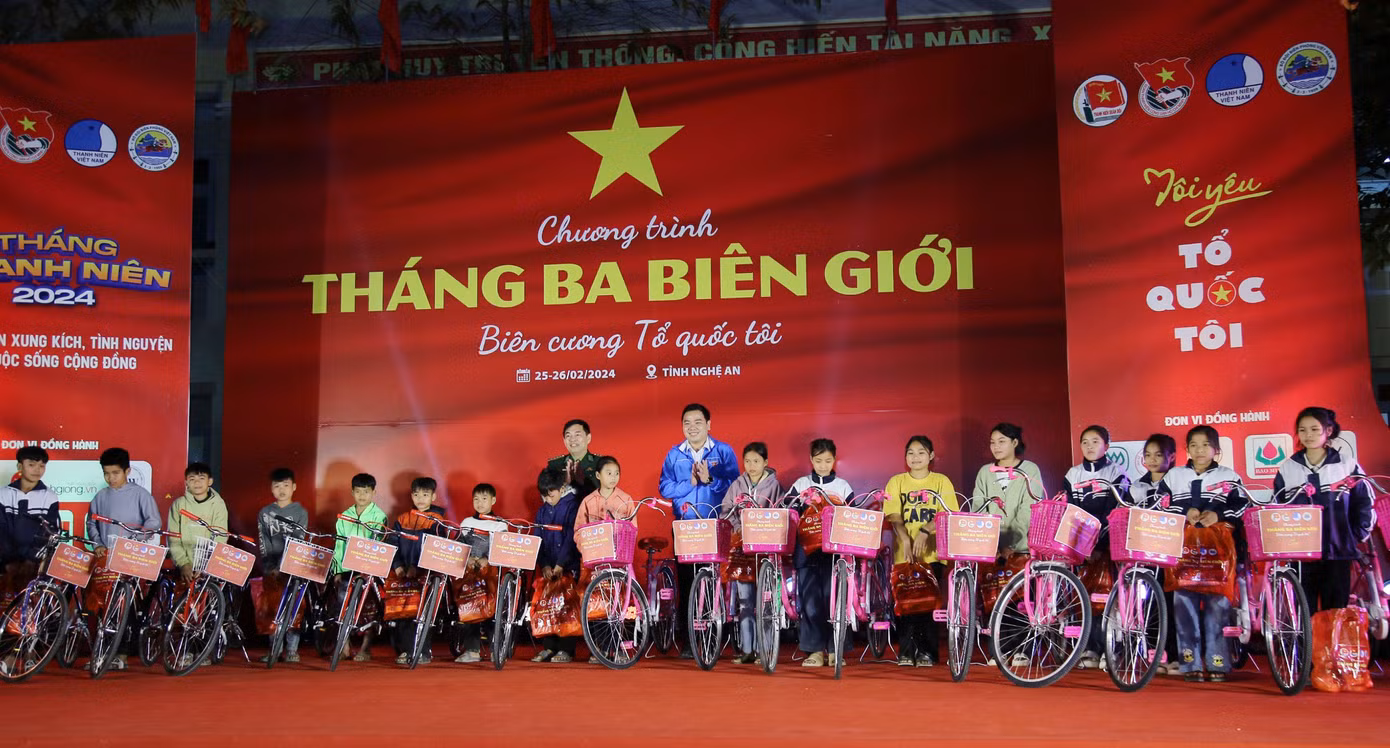 Ban Tổ chức trao tặng các suất quà tặng tại chương trình.