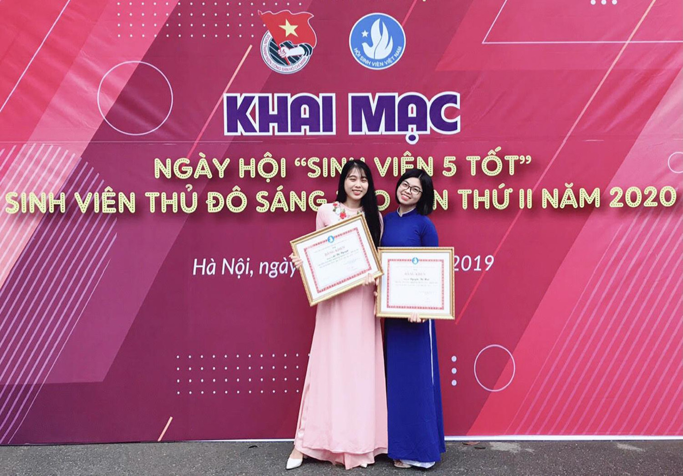 Đôi bạn thân cùng nhau nhận giải thưởng sinh viên 5 tốt cấp TP. Hà Nội năm 2020. Đôi bạn thân cùng nhau nhận giải thưởng sinh viên 5 tốt cấp TP. Hà Nội năm 2020.