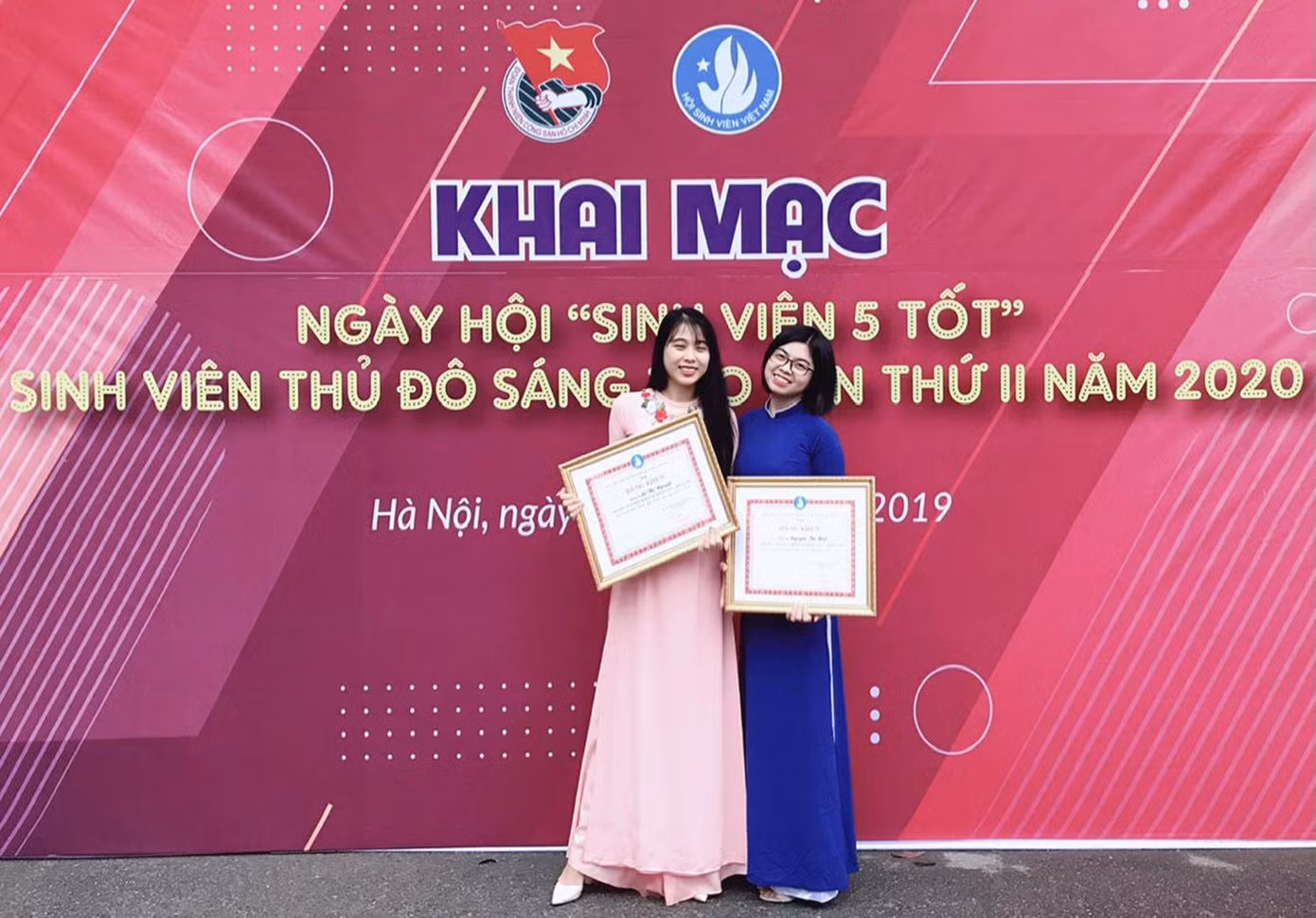 Đôi bạn thân cùng nhau nhận giải thưởng sinh viên 5 tốt cấp TP. Hà Nội năm 2020.