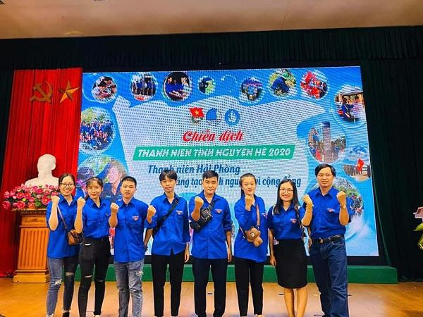 Thanh Thảo (đứng bên trái ngoài cùng) tham gia đội hình Sinh viên tình nguyện hè 2020.