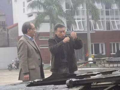 ĐD Trần Duy Nghĩa (trái) cùng ĐD Việt Tùng tại Bảo tàng Chiến thắng B-52 