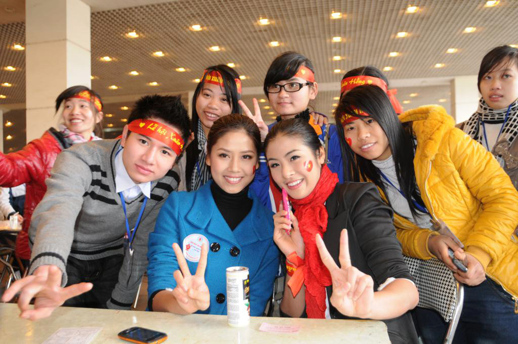 Sau đó, chụp ảnh lưu niệm cùng các tình nguyện viên. Chụp ảnh lưu niệm cùng các tình nguyện viên