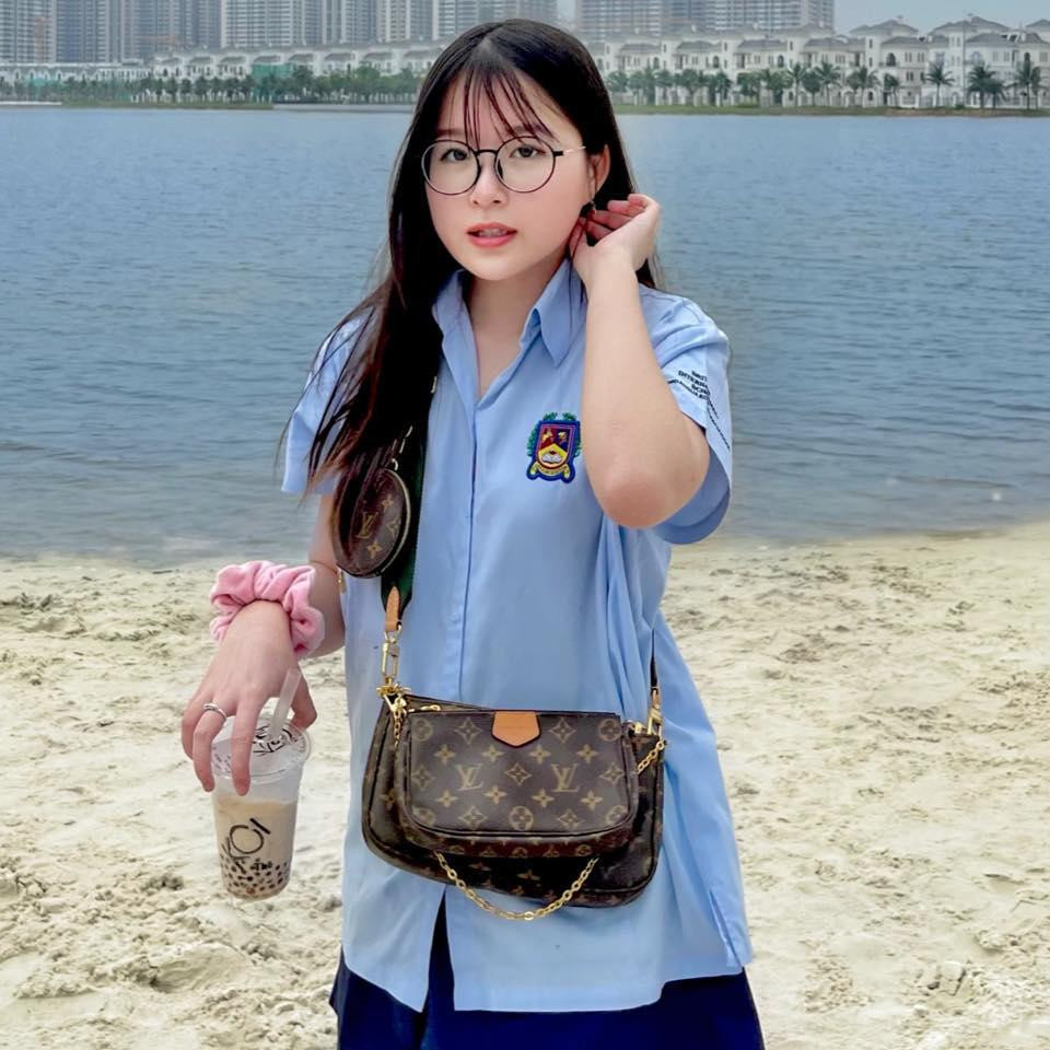 Không chỉ sở hữu ngoại hình xinh xắn, cô nàng còn sở hữu thành tích học tập "cực khủng". Không chỉ sở hữu ngoại hình xinh xắn, cô nàng còn sở hữu thành tích học tập "cực khủng".