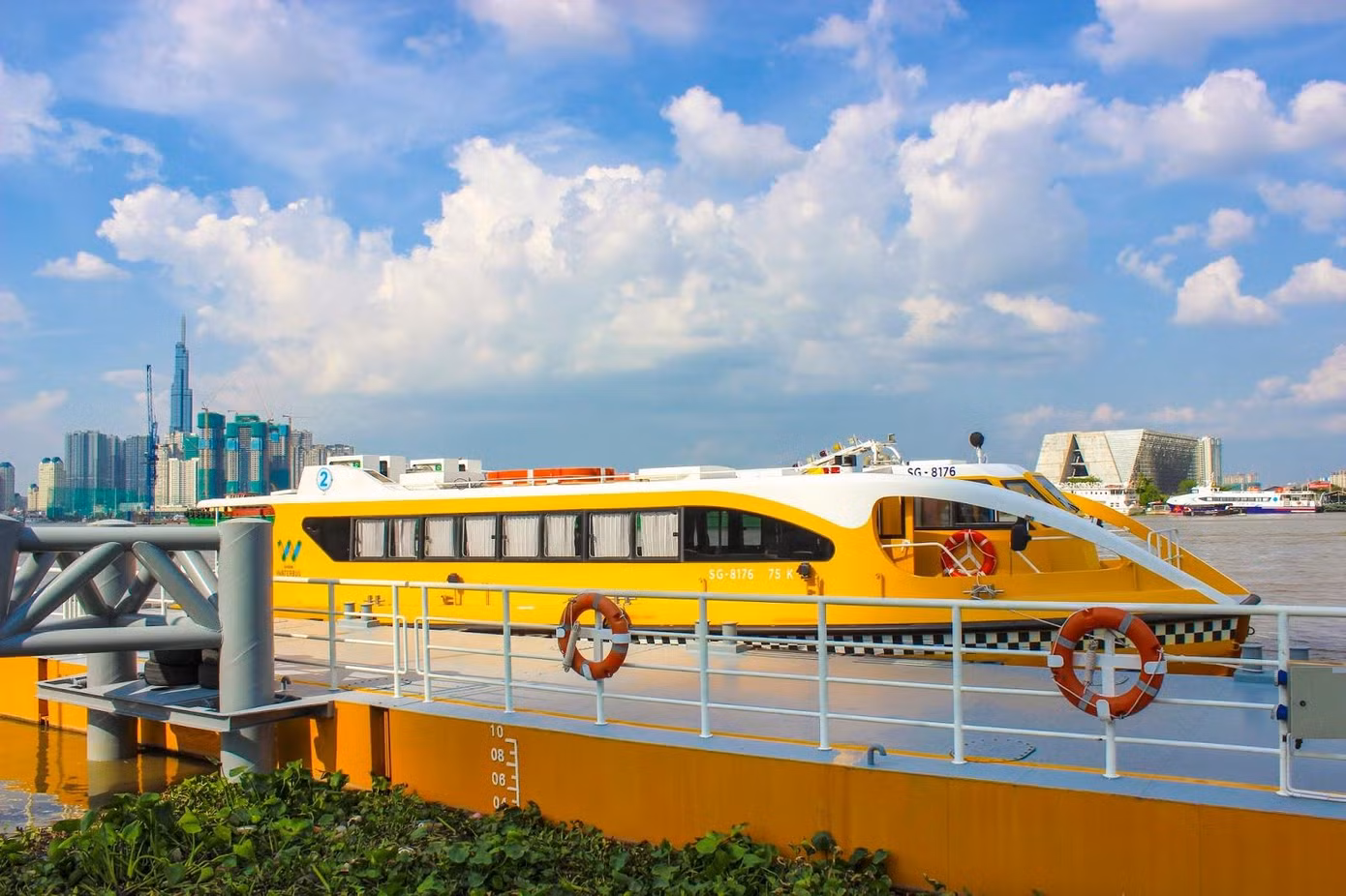 Sắc vàng nổi bật của chiếc Waterbus. Nguồn: Internet