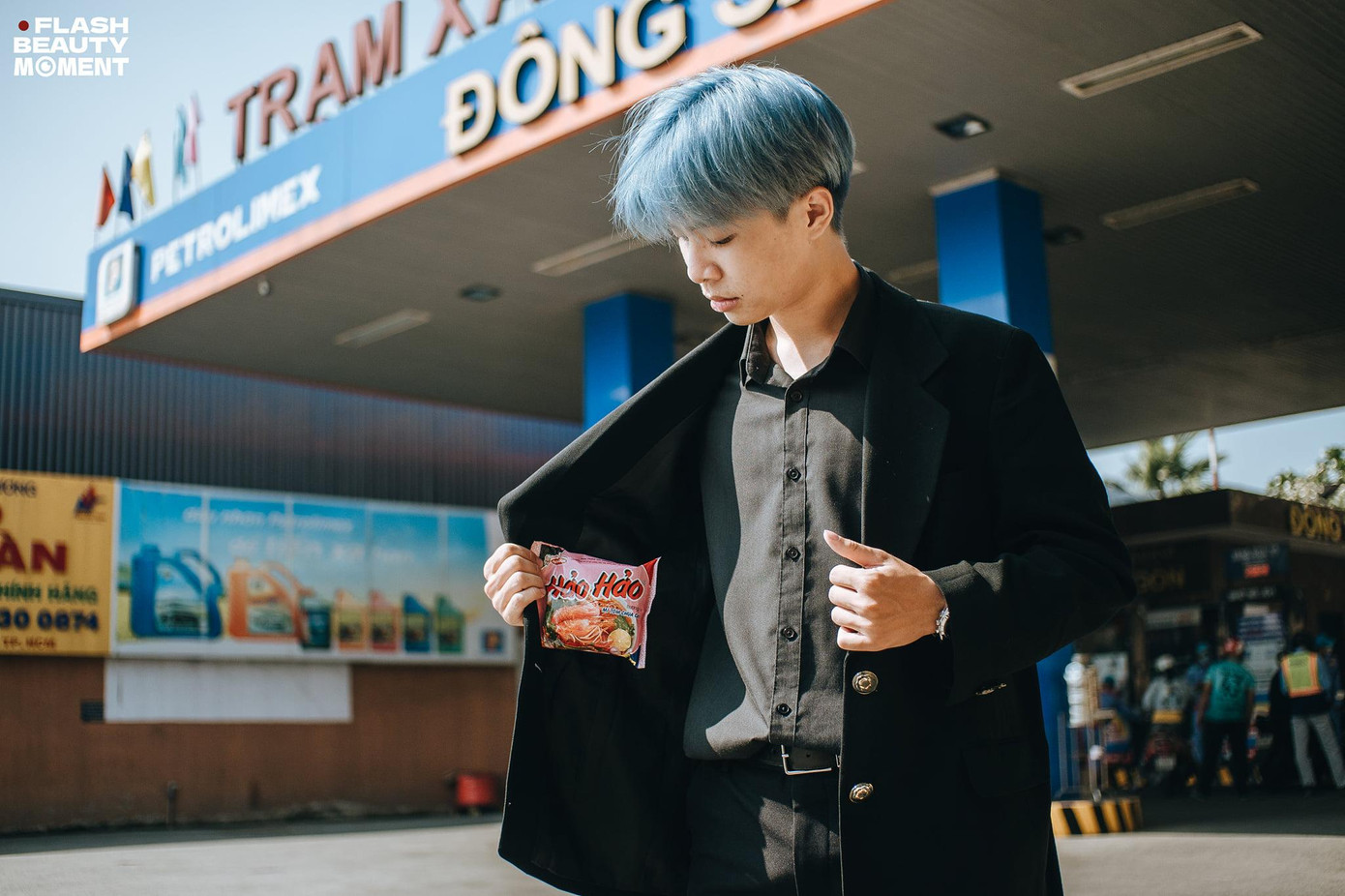 Dù có mê mẩn "trend" này đến đâu, Gen Z vẫn cần tuân thủ quy định an toàn phòng cháy chữa cháy ở các điểm bán xăng dầu. Ảnh: Flash beauty moment Dù có mê mẩn "trend" này đến đâu, Gen Z vẫn cần tuân thủ quy định an toàn phòng cháy chữa cháy ở các điểm bán xăng dầu. Ảnh: Flash beauty moment