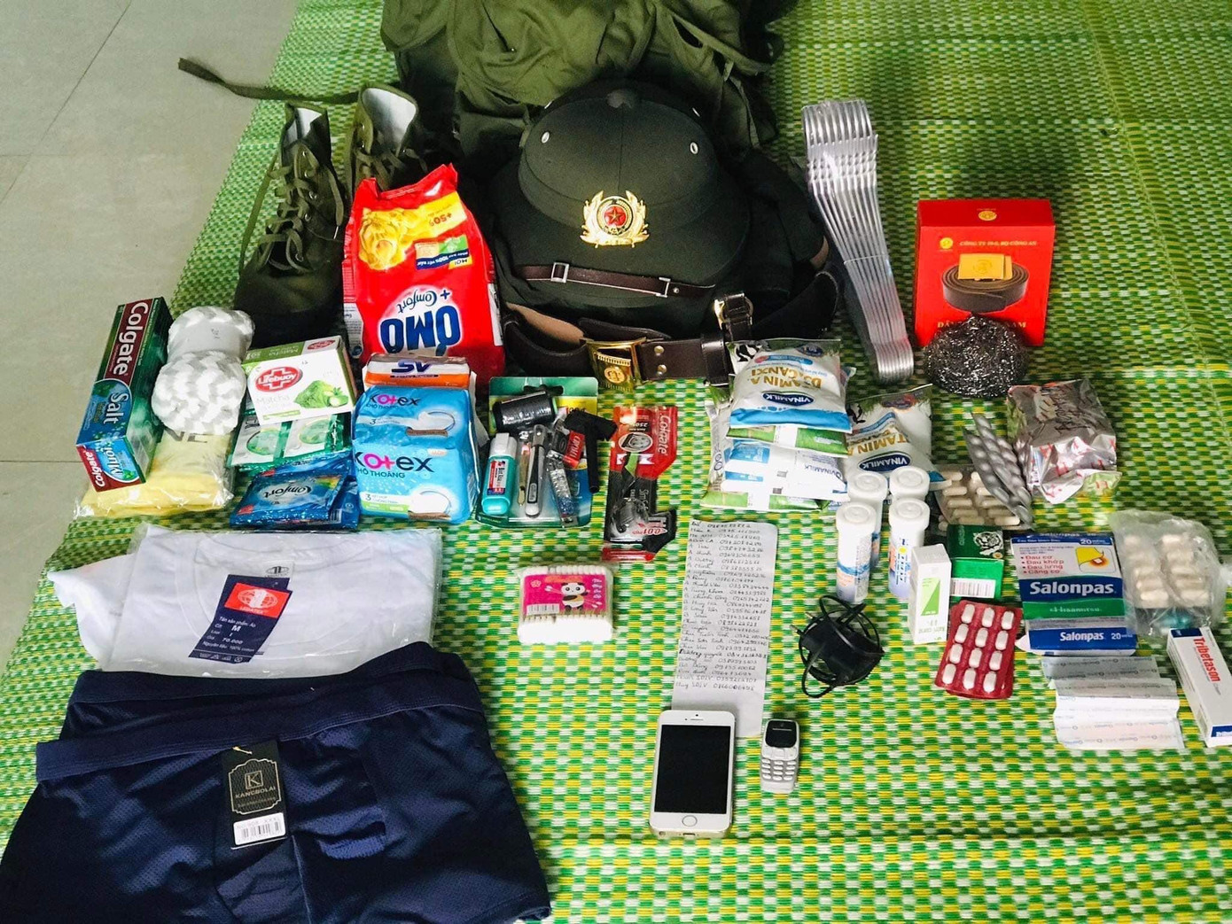 Bạn biết không, lót miếng băng vệ sinh vào đế giày bata sẽ giúp chân không bị phồng rộp hay đổ mồ hôi trong những chuyến hành quân đường dài đó! Nguồn: Đại học đừng học đại. Bạn biết không, lót miếng băng vệ sinh vào đế giày bata sẽ giúp chân không bị phồng rộp hay đổ mồ hôi trong những chuyến hành quân đường dài đó! Nguồn: Đại học đừng học đại.