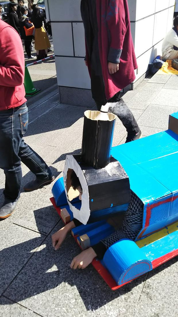 Bí bo xình xịch, bí bo xình xịch. Né ra cho tàu hỏa Thomas lên nhận bằng nào! Bí bo xình xịch, bí bo xình xịch. Né ra cho tàu hỏa Thomas lên nhận bằng nào!