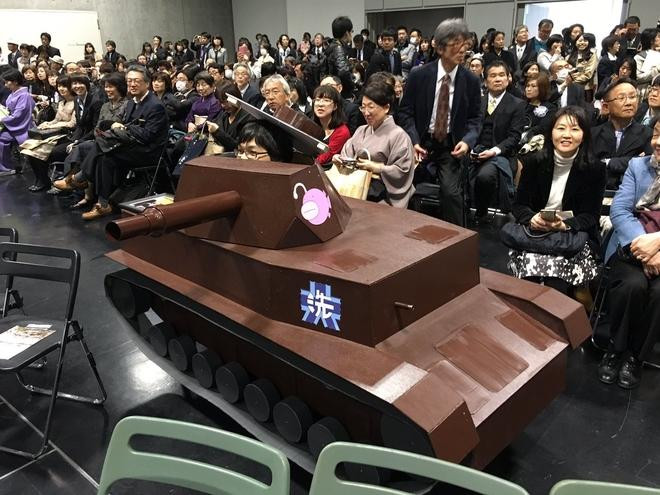 Đi xe hơi mui trần nhận bằng tốt nghiệp là xưa rồi, bây giờ cô bạn sinh viên còn đầu tư một chiếc xe tăng sương sương vậy thôi! Đi xe hơi mui trần nhận bằng tốt nghiệp là xưa rồi, bây giờ cô bạn sinh viên còn đầu tư một chiếc xe tăng sương sương vậy thôi!