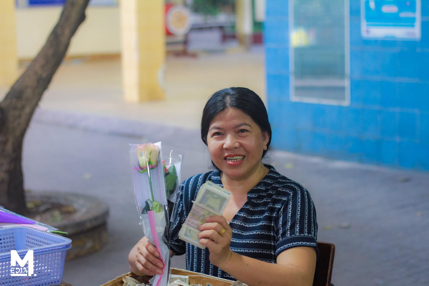 Không chỉ giáo viên và học sinh, 8/3 này các cô nhân viên trong trường cũng nhận được tình yêu thương từ các bạn. Nguồn: CLB Truyền thông Nguyễn Công Trứ.