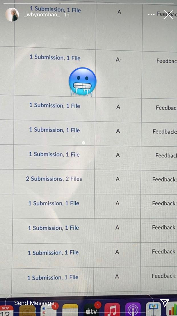Xung quanh bảng điểm của Chao toàn là A đây. Xung quanh bảng điểm của Chao toàn là A đây.