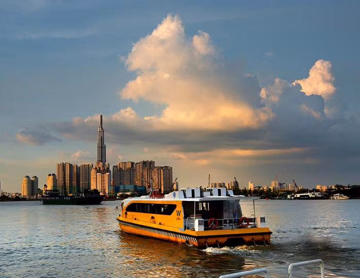 Ngắm nhìn Landmark khi tận hưởng trên chuyến xe buýt sông. Nguồn: Internet