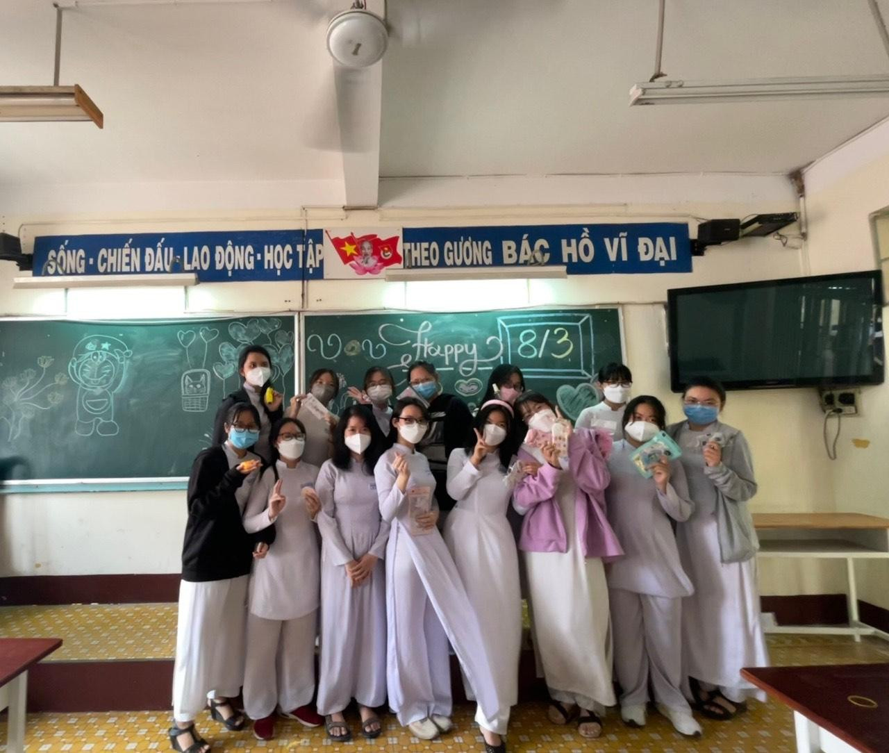 Những món quà rực rỡ đã "tràn ngập lối về" tại trường THPT Nguyễn Công Trứ, TP.HCM.