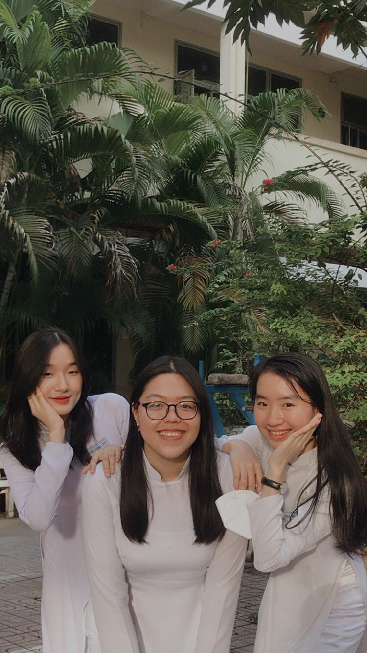 Dù vừa rời xa mái trường cấp 3 Nguyễn Công Trứ, nhưng Tường Vy (phải) sẽ không bao giờ quên những kỉ niệm tổ chức 8/3 cùng với lớp. Ảnh: NVCC