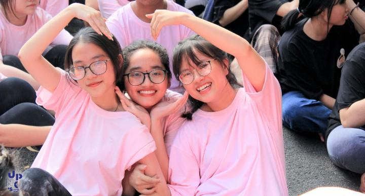 Tuyết Anh (phải) gửi lời chúc đến những người phụ nữ đặc biệt trong ngày hôm nay.