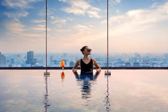 Thư giãn ở hồ bơi vô cực tại Vinpearl Luxury Landmark 81. Nguồn: Vinpearl