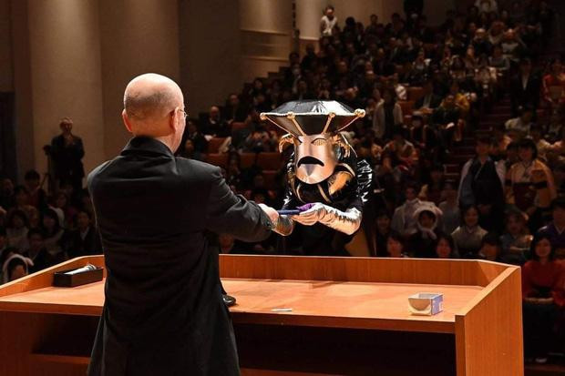 Tấm bằng của em đây, mong em sớm quay về hành tinh của mình! Tấm bằng của em đây, mong em sớm quay về hành tinh của mình!