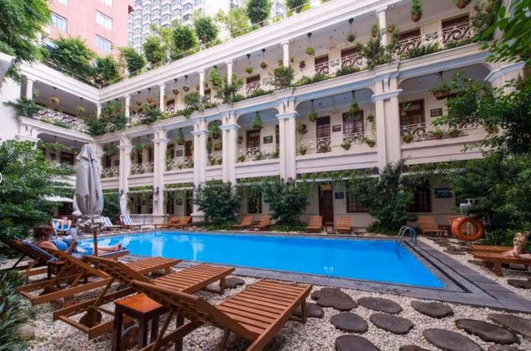 View hồ bơi "sang chảnh" của Grand Hotel Saigon. Nguồn: internet
