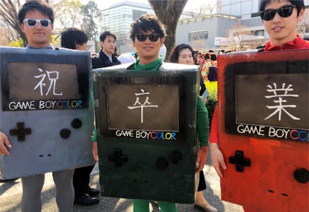 Sinh viên hóa trang thành các máy chơi game cầm tay cùng với dòng chữ được ghép lại: "Chúc mừng tốt nghiệp". Sinh viên hóa trang thành các máy chơi game cầm tay cùng với dòng chữ được ghép lại: "Chúc mừng tốt nghiệp".