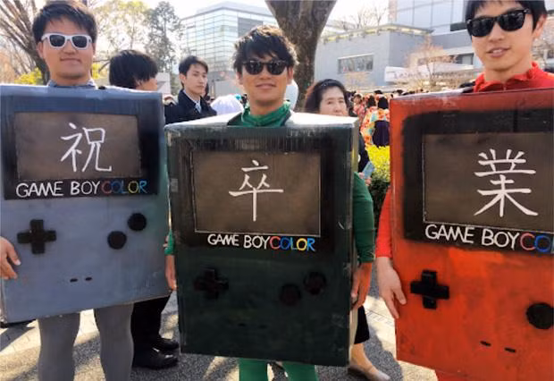 Sinh viên hóa trang thành các máy chơi game cầm tay cùng với dòng chữ được ghép lại: "Chúc mừng tốt nghiệp".