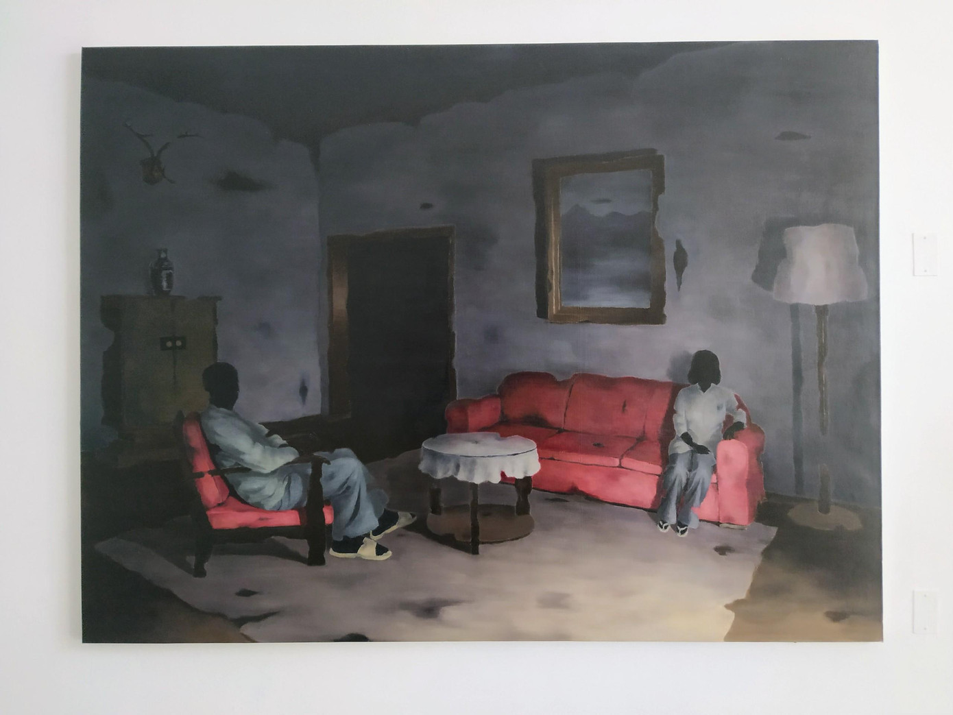 Xuyên suốt những tác phẩm là hình ảnh của những cá nhân vô danh, bị che phủ bởi một lớp đen dày đặc. Nguồn: Internet Xuyên suốt những tác phẩm là hình ảnh của những cá nhân vô danh, bị che phủ bởi một lớp đen dày đặc. Nguồn: Internet