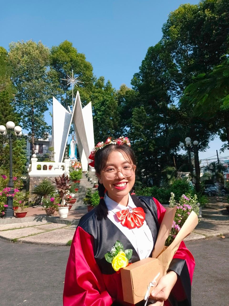 Với tính cách hoạt ngôn và dễ thích nghi, Thùy Nhi dường như không gặp khó khăn gì khi thích ứng với môi trường học tập khác hẳn so với cấp Ba. Ảnh: NVCC