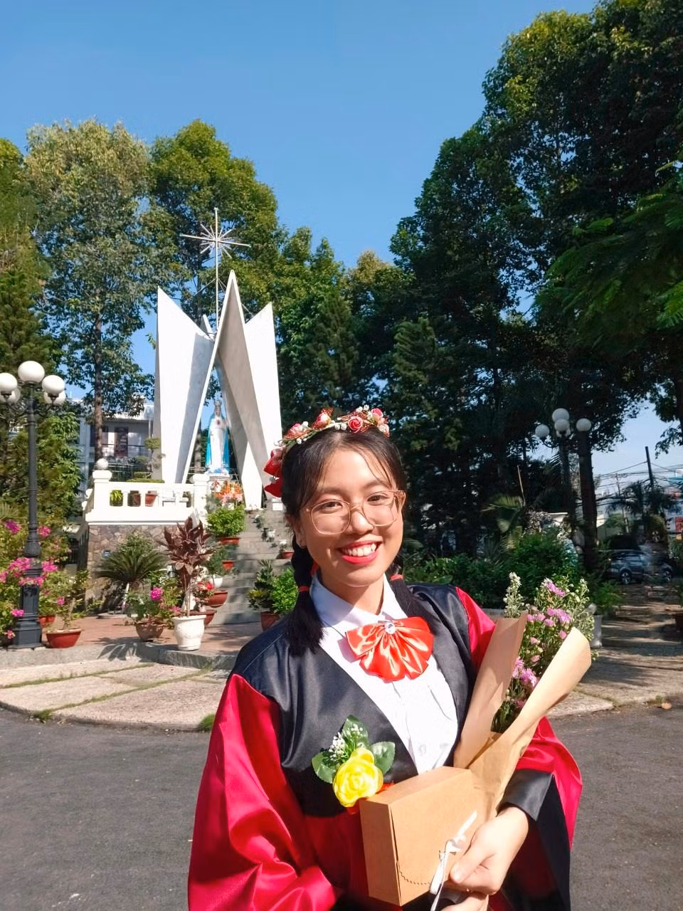 Với tính cách hoạt ngôn và dễ thích nghi, Thùy Nhi dường như không gặp khó khăn gì khi thích ứng với môi trường học tập khác hẳn so với cấp Ba. Ảnh: NVCC Với tính cách hoạt ngôn và dễ thích nghi, Thùy Nhi dường như không gặp khó khăn gì khi thích ứng với môi trường học tập khác hẳn so với cấp Ba. Ảnh: NVCC