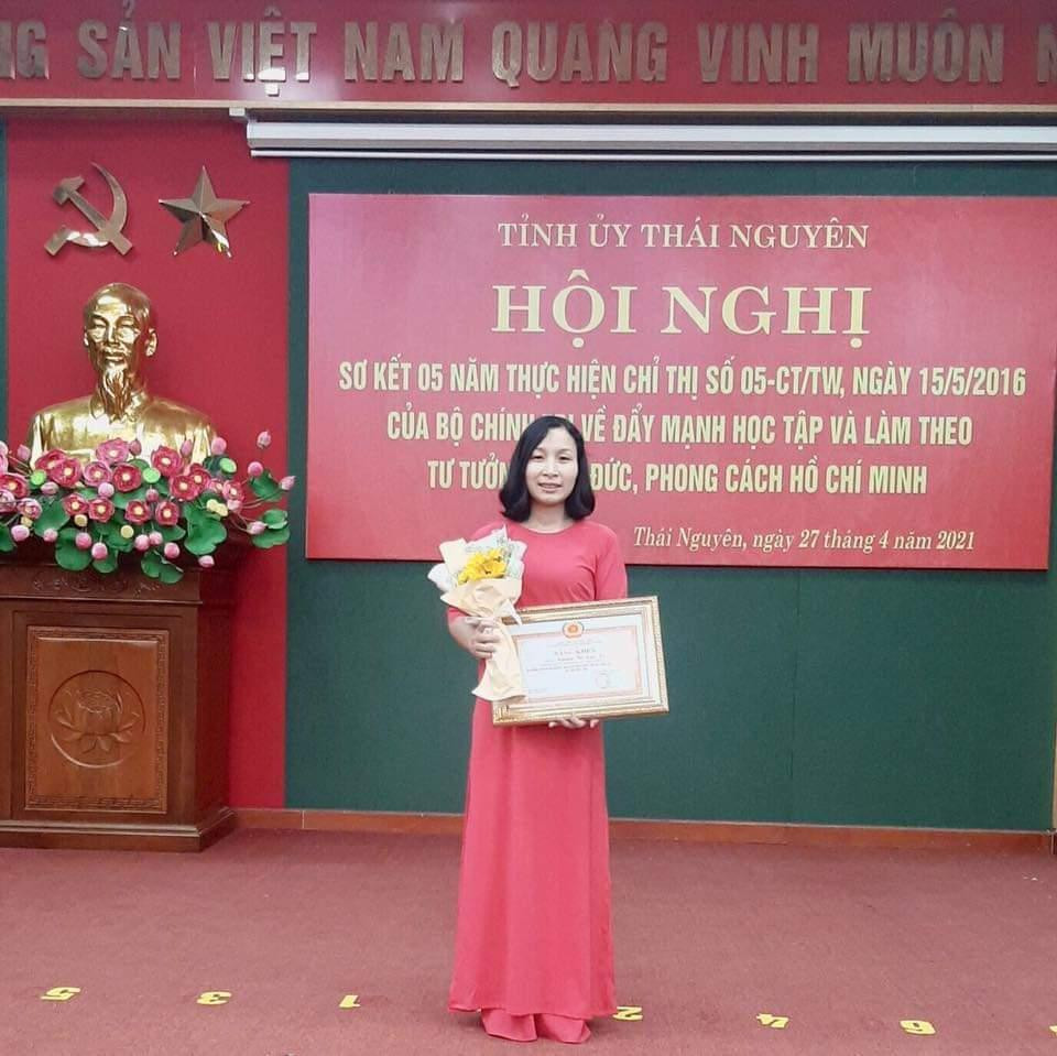 Cô Nguyễn Thị Ngọc Hà đã áp dụng phương pháp ôn tập theo chủ đề để hướng dẫn các bạn học sinh trong quá trình ôn thi. Ảnh: NVCC