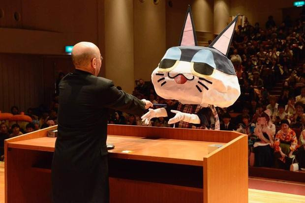 Nay mèo con cũng lên nhận bằng à?! Nay mèo con cũng lên nhận bằng à?!