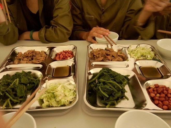 Bữa ăn quân sự tuy đạm bạc nhưng lại đầy đủ dưỡng chất khiến teen "than lên than xuống" là sau khi học xong thấy mình còn tròn trịa hơn!. Nguồn: Internet Bữa ăn quân sự tuy đạm bạc nhưng lại đầy đủ dưỡng chất khiến teen "than lên than xuống" là sau khi học xong thấy mình còn tròn trịa hơn!. Nguồn: Internet