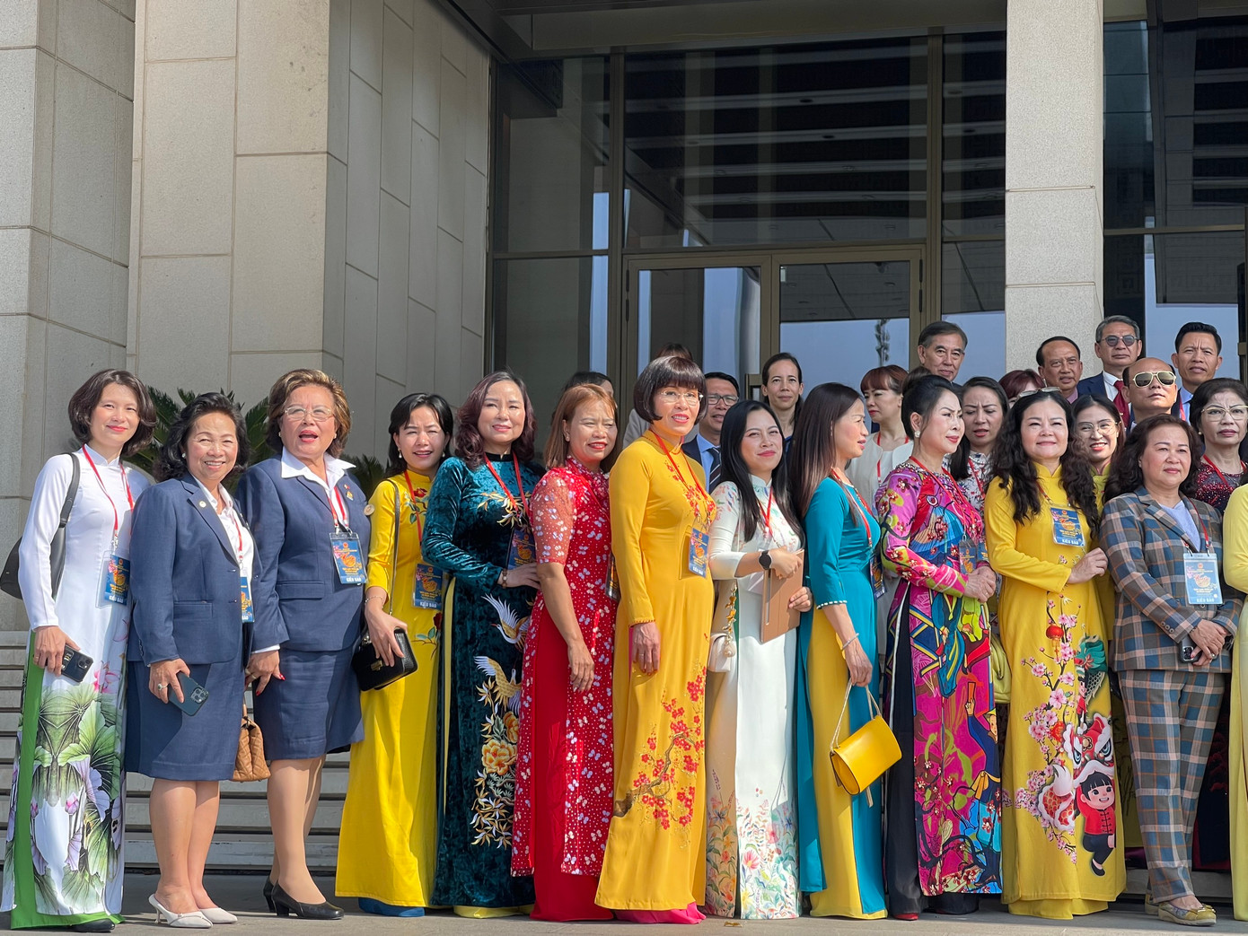 Các đại biểu kiều bào rạng rỡ với áo dài truyền thống. Ảnh: Lan Anh Các đại biểu kiều bào rạng rỡ với áo dài truyền thống. Ảnh: Lan Anh