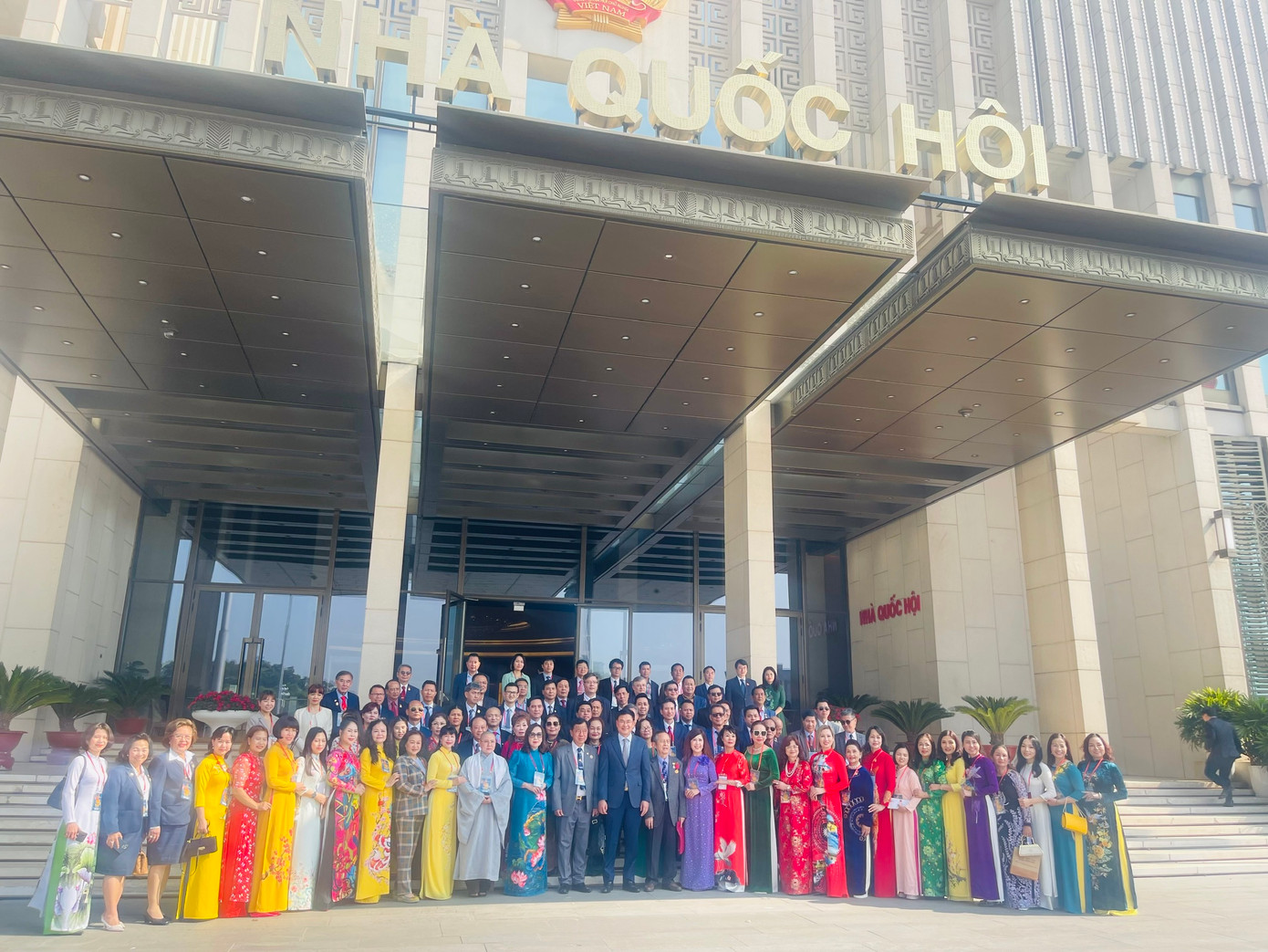 Phó Chủ tịch Quốc hội Trần Thanh Mẫn chụp ảnh lưu niệm với đoàn kiều bào tiêu biểu trước cửa Nhà Quốc hội. Ảnh: Lan Anh Phó Chủ tịch Quốc hội Trần Thanh Mẫn chụp ảnh lưu niệm với đoàn kiều bào tiêu biểu trước cửa Nhà Quốc hội. Ảnh: Lan Anh