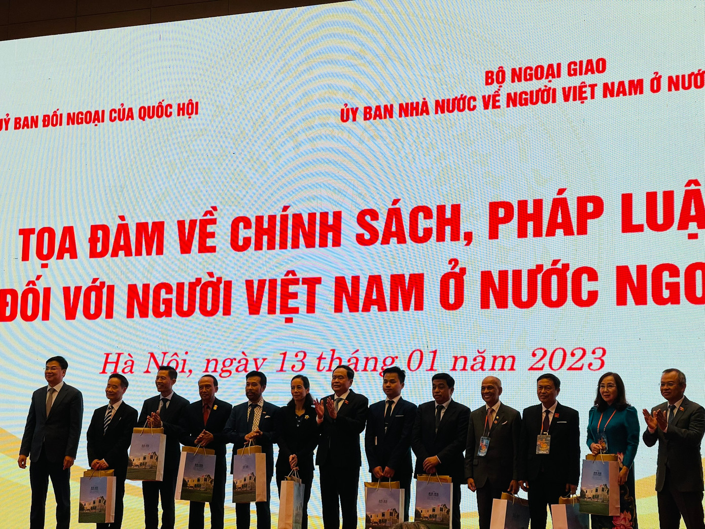Các đại diện của đoàn kiều bào tiêu biểu tham dự Xuân Quê hương 2023 tại Nhà Quốc hội. Các đại diện của đoàn kiều bào tiêu biểu tham dự Xuân Quê hương 2023 tại Nhà Quốc hội.