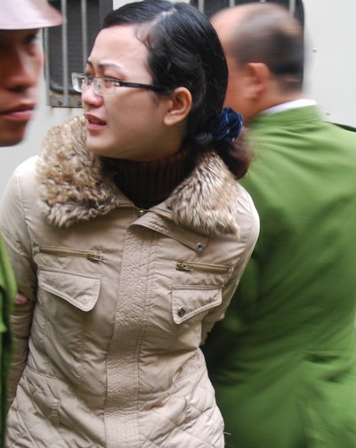 Kim Anh ngoái lại tìm bóng dáng người thân trước khi lên xe về trại giam sau phiên xét xử. Ảnh: H.A