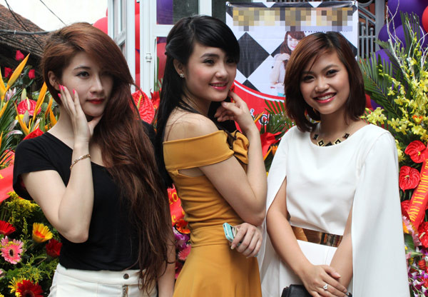 Khánh Chi (giữa) cùng một hai người bạn thành lập công ty giải trí chuyên tổ chức sự kiện, cung cấp nhân lực cho các hoạt động giải trí, nghệ thuật và du lịch