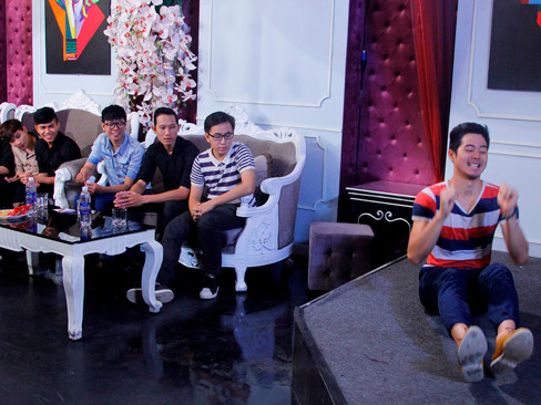 Dương Mạc Anh Quân thì tỏ ra hứng thú khi đi bằng mông, thậm chí anh còn vừa đi vừa cười rất hài hước