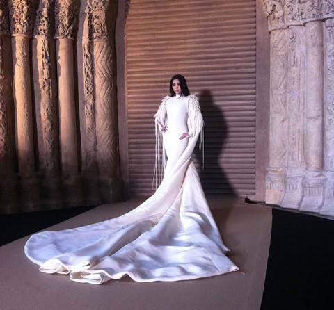 Nữ diễn viên khoác lên mình bộ đầm trắng muốt có thiết kế rất ấn tượng