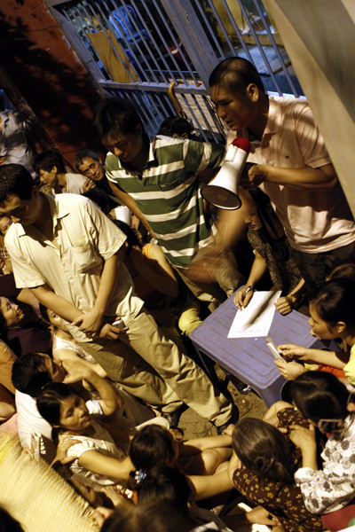 Bảo vệ trường phải dùng loa để hướng dẫn và giữ gìn trật tự