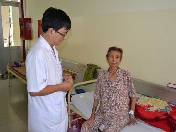 Bệnh nhân mắc viêm gan C mạn tính đang điều trị tại BV Bệnh Nhiệt đới TPHCM nhưng không được bảo hiểm chi trả. Ảnh: L.N. Bệnh nhân mắc viêm gan C mạn tính đang điều trị tại BV Bệnh Nhiệt đới TPHCM nhưng không được bảo hiểm chi trả. Ảnh: L.N